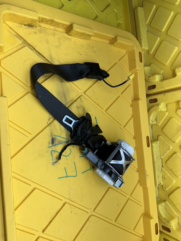 2008 - 2014 MERCEDES W204 C250 C300 FRONT RIGHT PASSENGER SIDE SEAT BELT OEM