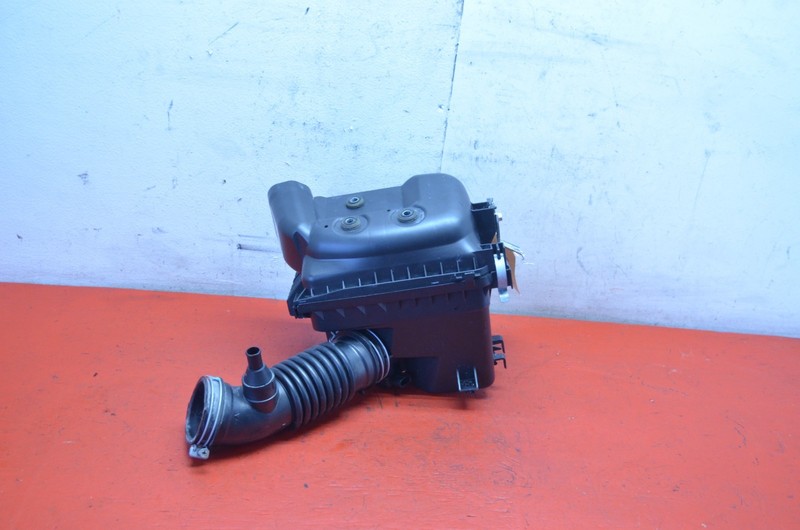 09-14 TOYOTA MATRIX 1.8L AIR INTAKE CLEANER FILTER BOX OEM