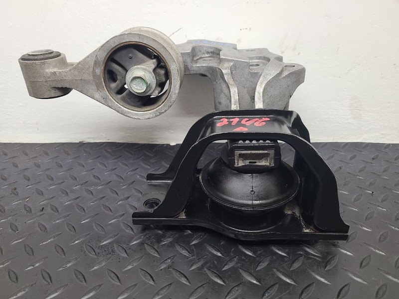 08-15 Nissan Rogue 2.5L Right Passenger Upper Engine Mount OEM 11210-ET80A