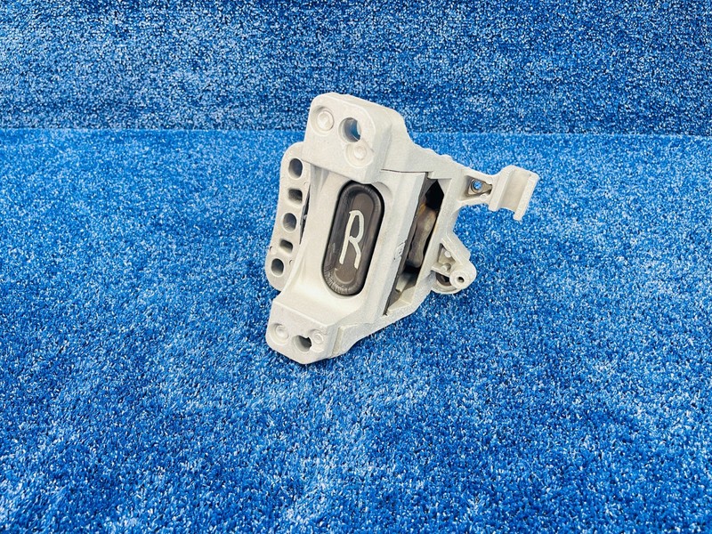 2015–2017 Chrysler 200 Front Right Engine Motor Mount OEM