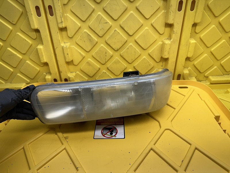 2000-2006 Chevy Tahoe Suburban Front Right Passenger Headlight Headlamp 16524538