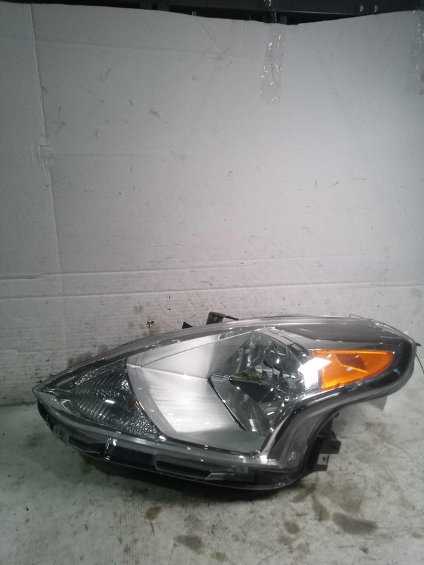 2016 Nissan Versa Left Headlight Assembly Grey OEM 212807 89000 Miles