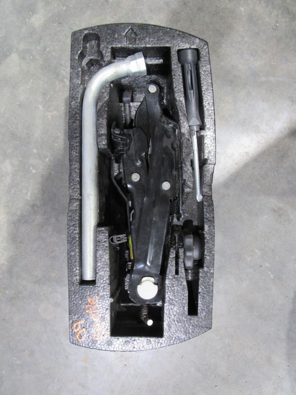 2009 VOLKSWAGEN BEETLE EMERGENCY SPARE TIRE JACK KIT W/TOOLS