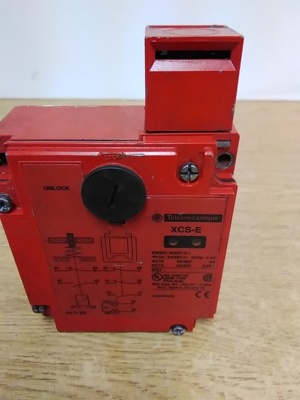 Telemecanique XCS-E7313 24V Safety Interlock Switch