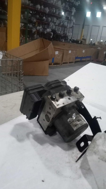 2014 KIA Cadenza ABS Hydraulic Assembly OEM 589203R800 160K Miles