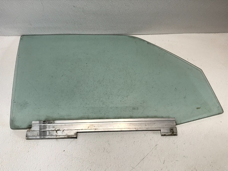 82-83 MERCEDES 300SD W126 RIGHT RH PASSENGER FRONT DOOR GLASS WINDOW
