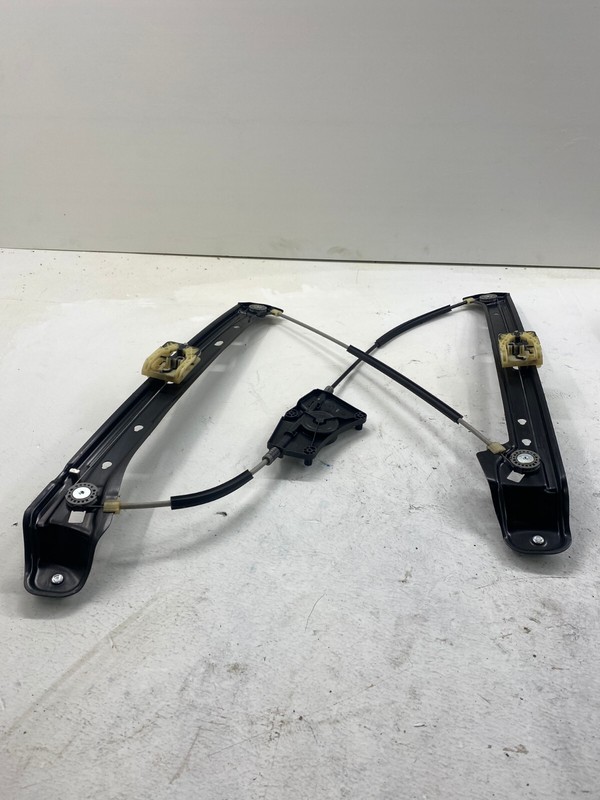 2018 - 2021 VOLKSWAGEN ATLAS FRONT LEFT DOOR WINDOW REGULATOR OEM 3CN837461A