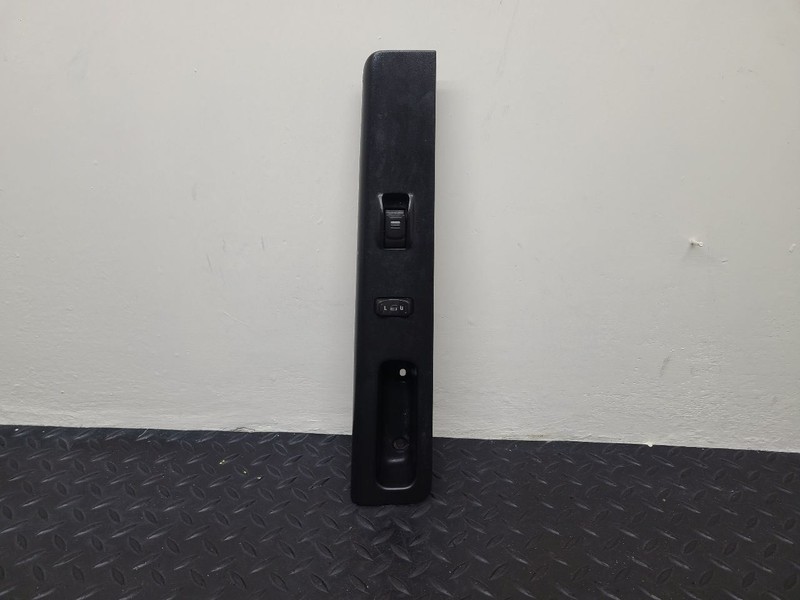 04-12 Chevrolet Colorado Front Right Window & Lock Switch OEM 15897773