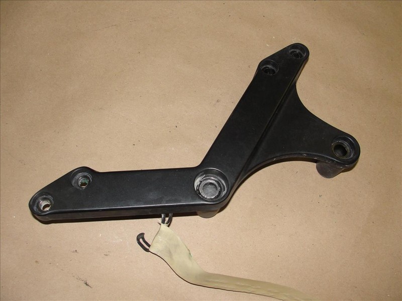 06 SUZUKI DL 1000 V-STROM RIGHT ENGINE MOUNTING FRAME BRACKET MOUNT DL1000