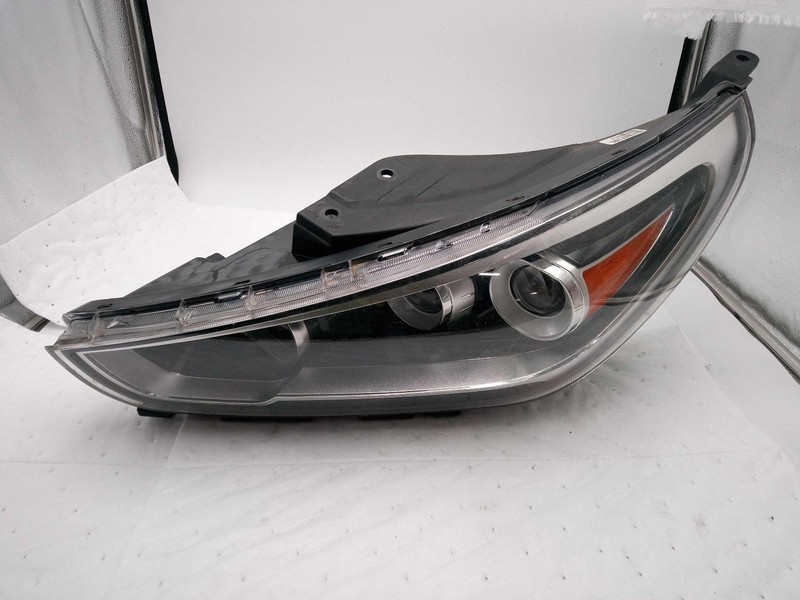 2018 Hyundai Elantra Left Headlight Assembly Silver Halogen 650810 76K Miles