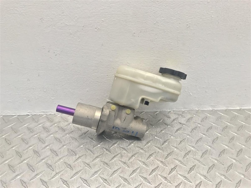 2002 2003 SATURN VUE BRAKE MASTER CYLINDER OEM 541-01197