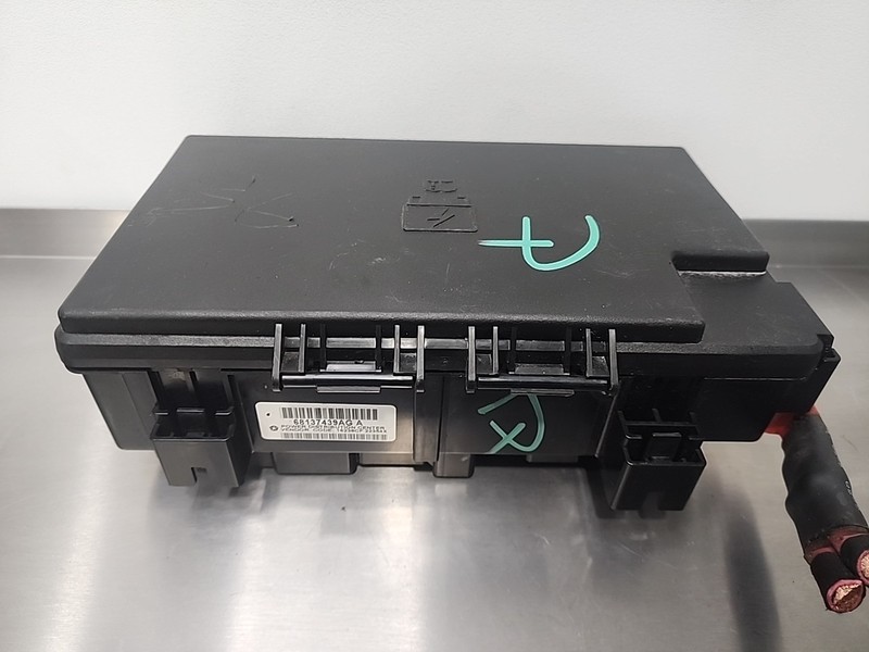 2014 Grand Cherokee 3.6L Electronic Motor Engine Fuse Relay TIPM Box Housing OEM