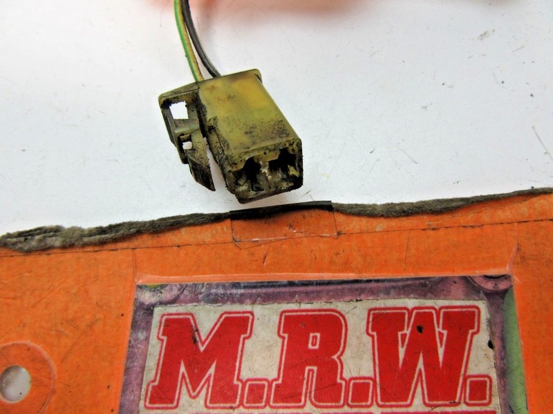 WIRE PLUG CONNECTOR PIG AIL WINDSHIELD WASHER PUMP RESERVOIR FLUID BOTTLE WHITE