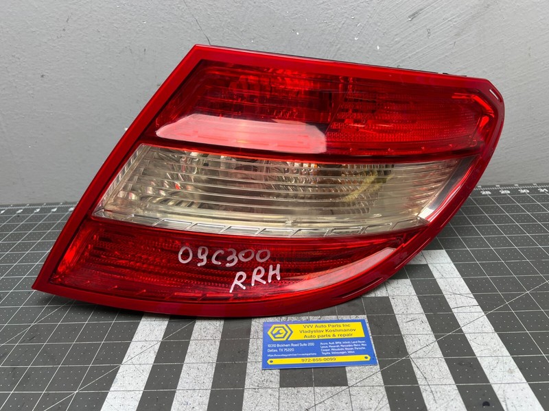 08-11 Mercedes C250 C300 C350 REAR RIGHT PASSENGER SIDE TAIL LIGHT LAMP OEM