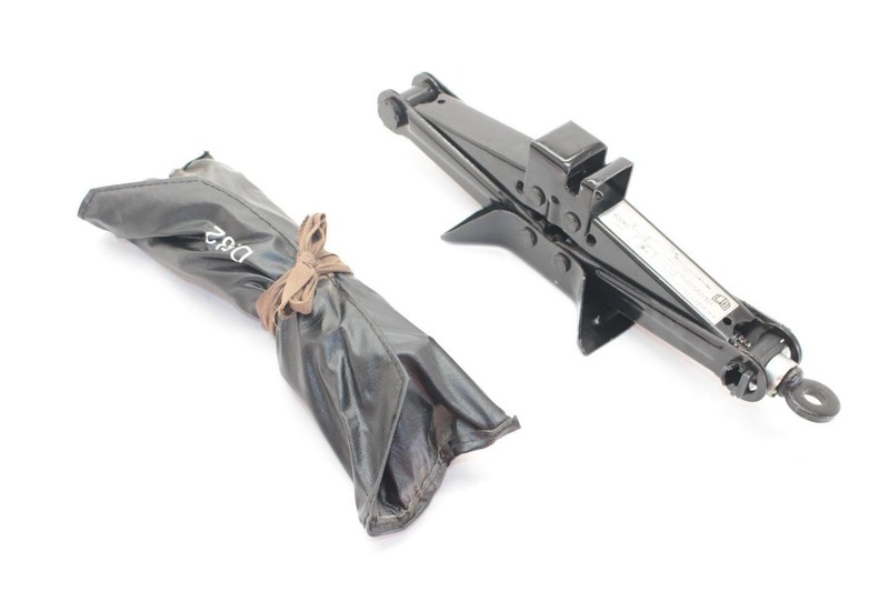 06-15 Mazda Mx-5 Miata NC Emergency Tool Kit with Scissor Jack