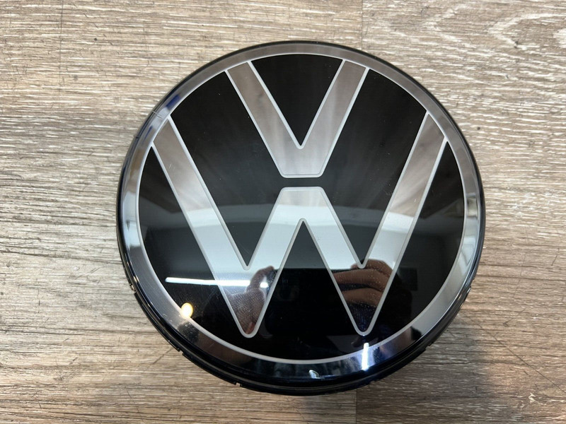 2024 VOLKSWAGEN ATLAS SPORT FRONT GRILLE EMBLEM OEM 3CN.853.600.D