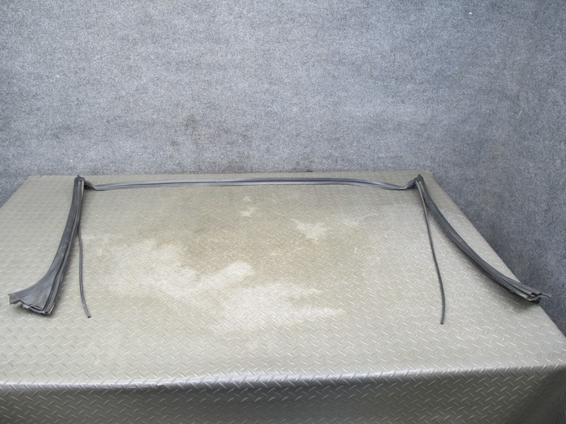 2007-2010 BMW E64 M6 CONVERTIBLE TOP WINDSHIELD WEATHERSTRIP RUBBER SEAL
