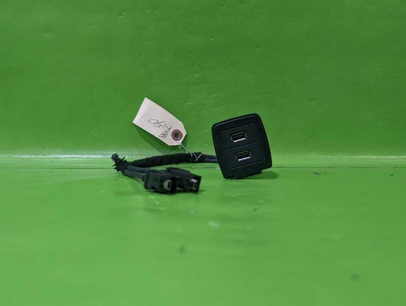 15-20 FORD F150 CONSOLE REAR USB PORT OEM 4601-70