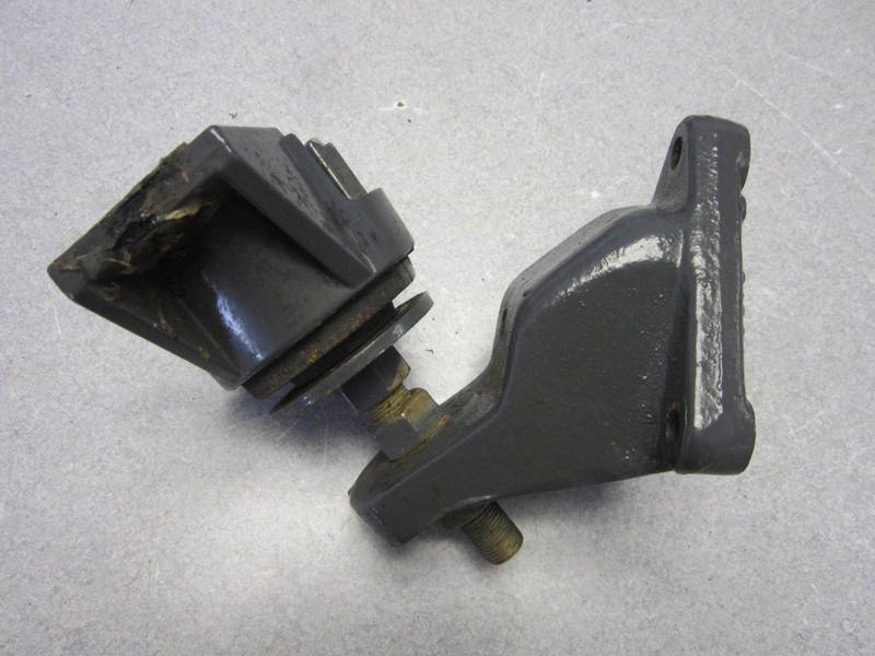 913690 911735 983903 OMC Cobra GM V6 V8 Stern Drive Engine Mount & Bracket