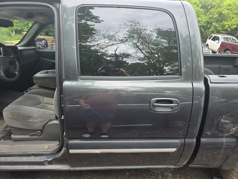 2001-2007 Chevrolet Silverado Rear Driver Left Door Assembly Crew Cab Gray 805K