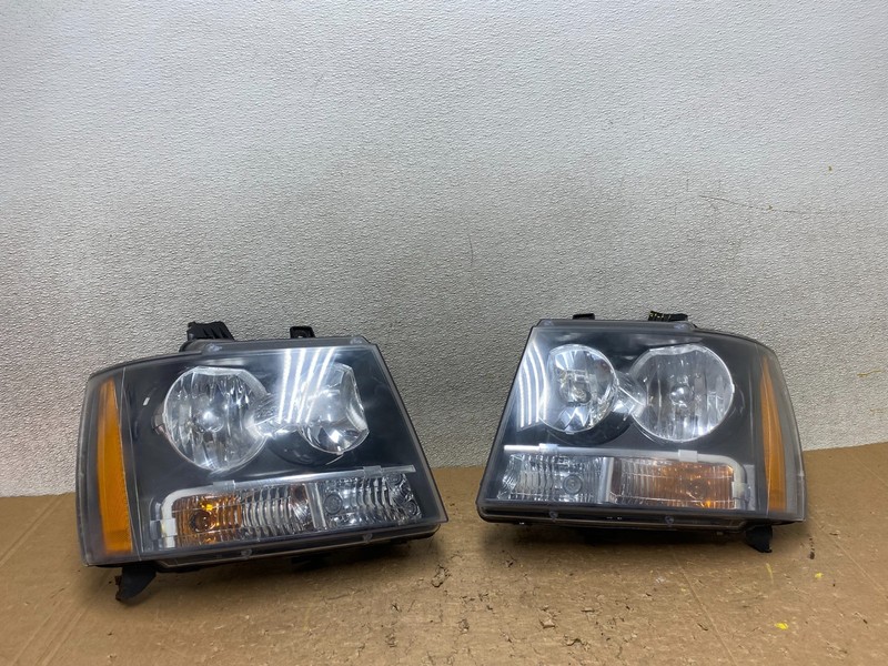 2007 to 2013 Chevrolet Suburban Tahoe Left+Right Set Headlights V8136 DW