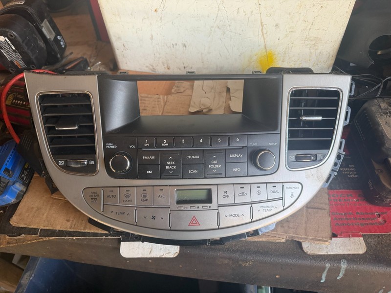 09-14 HYUNDAI GENESIS SEDAN OEM RADIO W/ HEATER A/C HVAC CONTROL PANEL & BEZEL