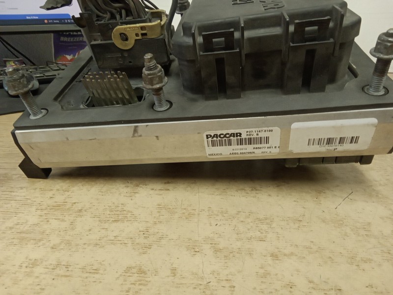 Paccar Peterbilt P27-1147-0100 Fuse Assembly Cab. Visibly Damaged Please...