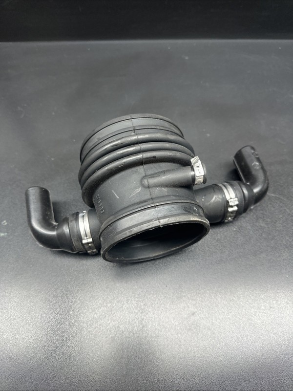 04-19 Maserati Quattroporte GranCabrio F136 Air Intake Duct Pipe Hose 215889 OEM
