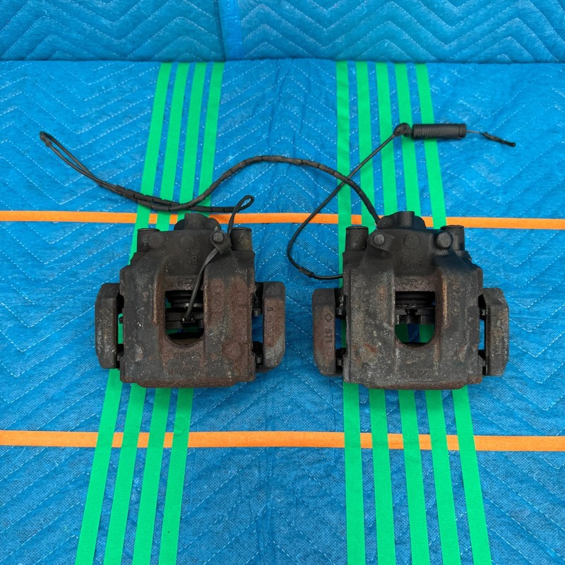 01–06 BMW 330Ci E46 Convertible Rear Driver and Passenger Brake Calipers Set OEM
