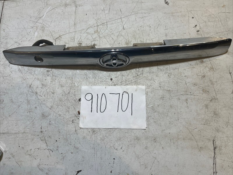 2001-2007 Toyota Highlander Chrome Liftgate Release License Lights Trim