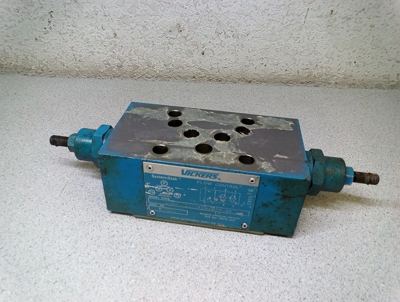 Vickers Flow Control Valve (DGMG-5-Y-A2W-B2W-30)
