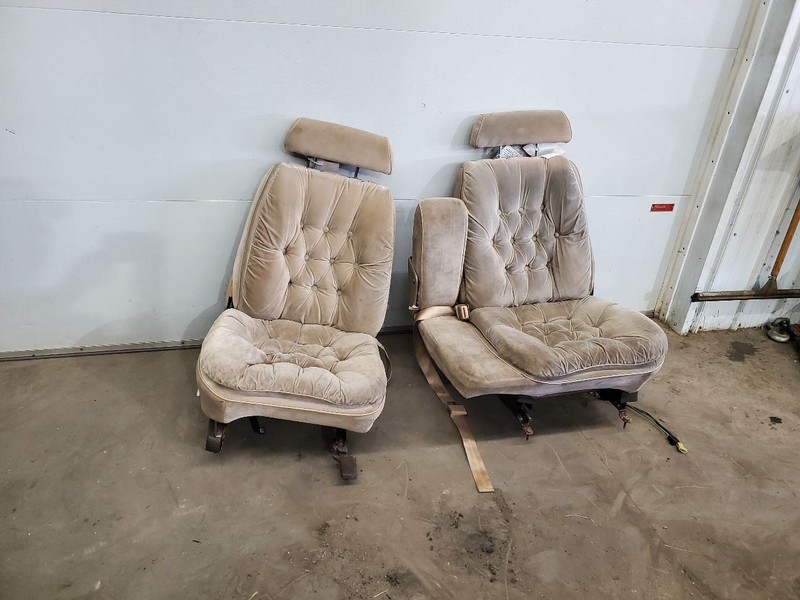 CHRY-NY-R 1983 Front Seat 292655