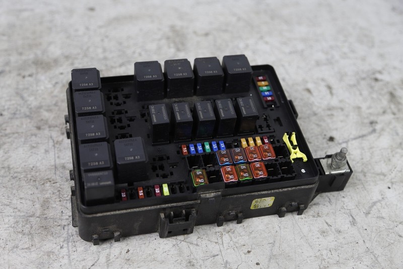 2018+ MASERATI QUATTROPORTE 3.0L ENGINE FUSE RELAY BOX BLOCK OEM