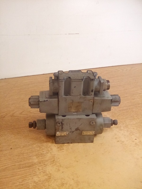 Parker D31VW1C457Y27 Hydraulic Valve