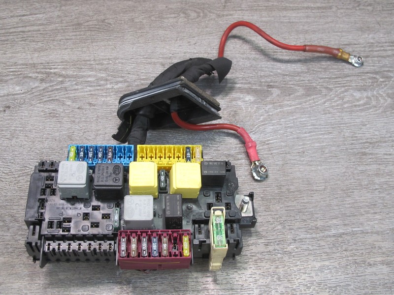 2012-2015 MERCEDES W166 X166 ENGINE BAY JUNCTION FUSE RELAY BOX