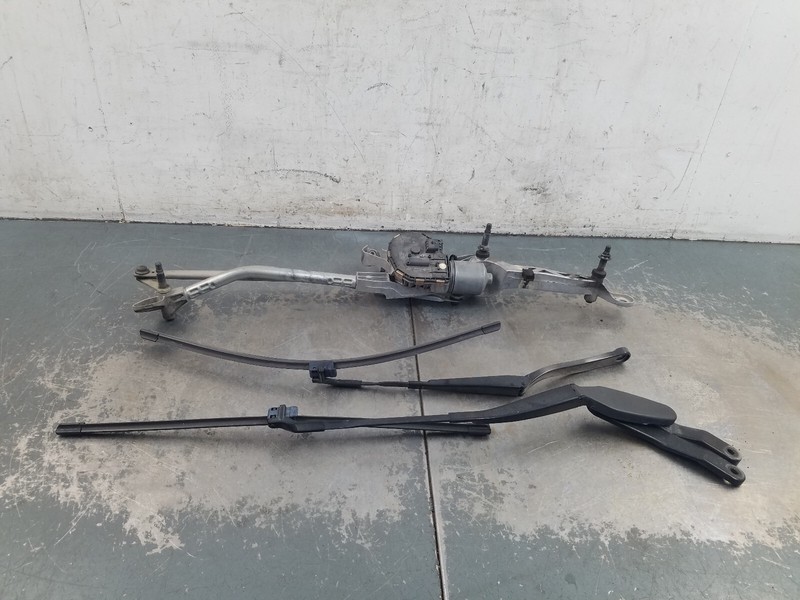 2014 Mercedes AMG E 63 S Windshield Wiper Motor / Arms #9590 Q3
