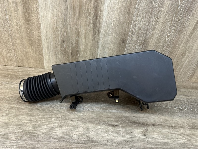 2019-25 GM SIERRA / SILVERADO - 2.7L - ENGINE AIR INTAKE BOX OEM PART # 86570372