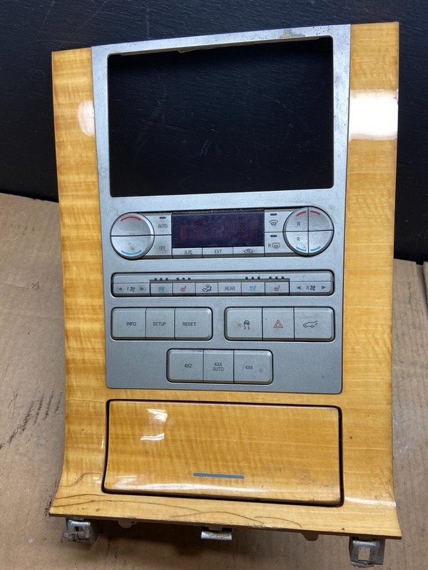 2007 to 2010 Lincoln Navigator Radio Stereo Climate Control Dash Trim D2063 DG1