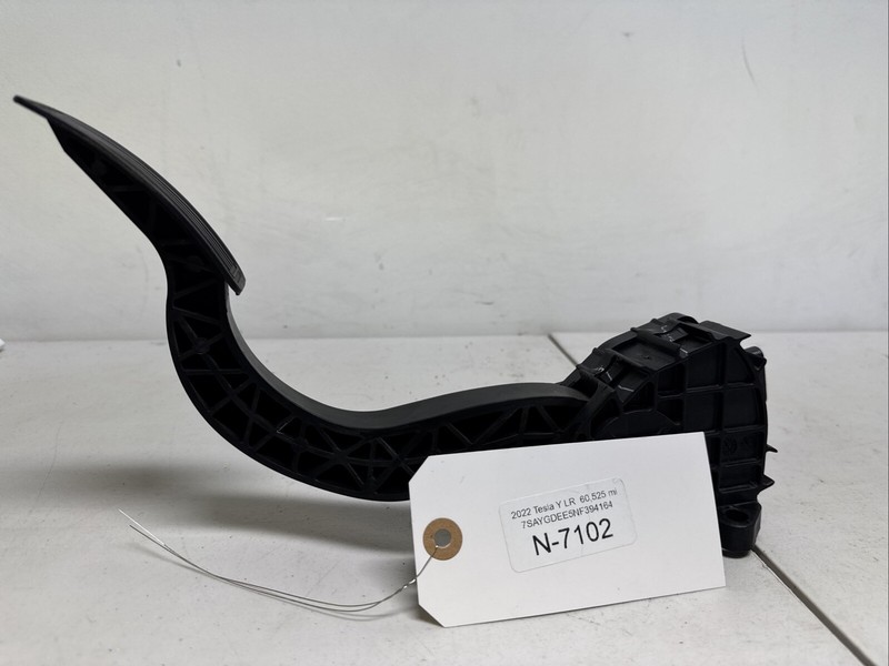 20-22 TESLA MODEL Y GAS PEDAL ACCELERATOR THROTTLE SENSOR OEM 7102 B111