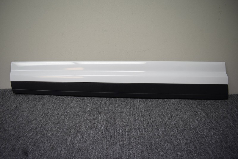 2011-2016 PORSCHE CAYENNE LEFT SIDE EXTERIOR DOOR MOLDING FACTORY OEM
