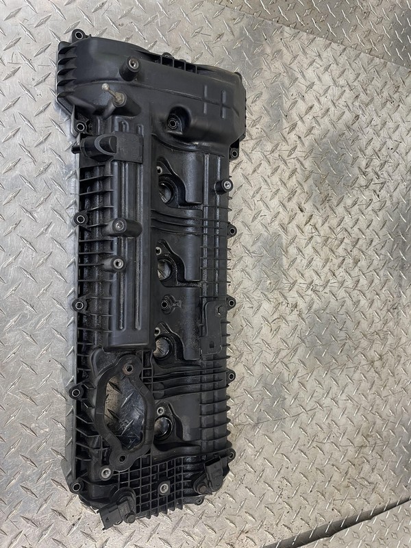 2012-2014 HYUNDIA GENESIS 2015-2017 KIA K900 Passenger Valve Cover 22421-8F400