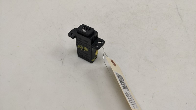 Center Console USB Charge Adapter 2018 Nissan Rogue 25331-6FR0A 2016 2017 2019