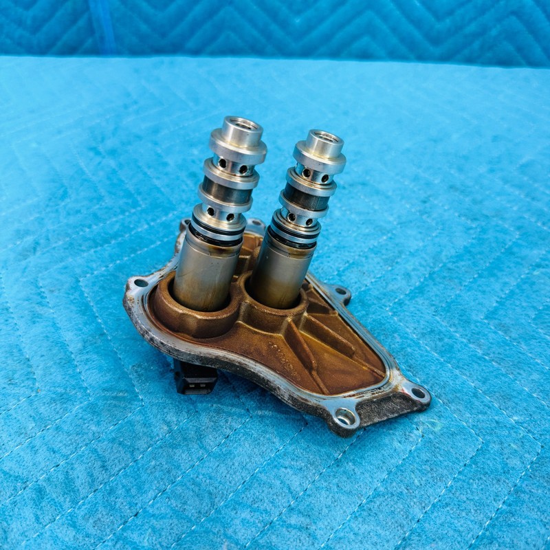 2012–2014 BMW 650i 4.4L V8 N63 Right VANOS Solenoid Housing Assembly OEM 7566277