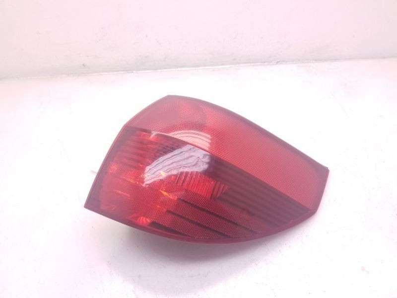 04-05 TOYOTA SIENNA PASSENGER SIDE REAR RIGHT TAIL LIGHT ASSEMBLY