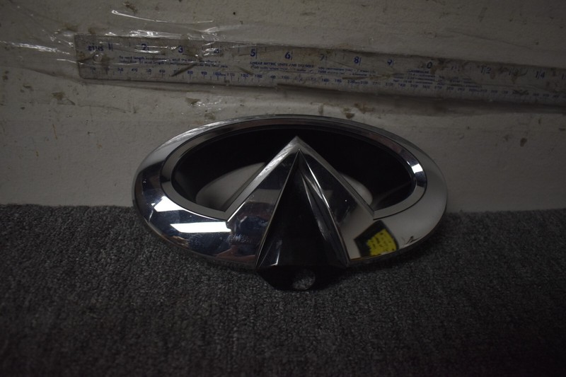 2018-2019 INFINITI QX80 FRONT GRILLE EMBLEM FACTORY OEM