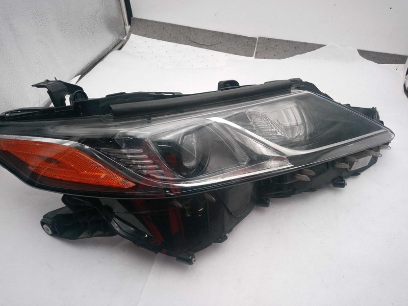 2018 Toyota Camry Right Headlight Assembly White OEM Used 730599 99K Miles