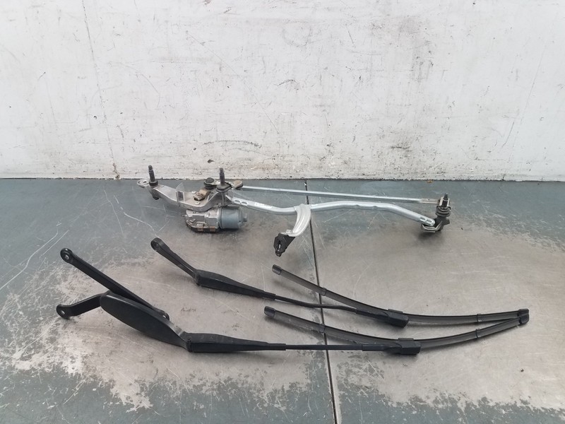 2017 Mercedes AMG C 63 S Windshield Wiper Motor / Arms #3490 C5
