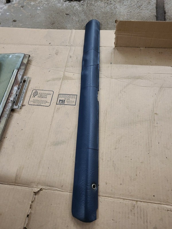 MERCEDES BENZ 220 D/8W115 LEFT REAR UPPER DOOR TRIM MOULDING INTERIOR( CRACKS)