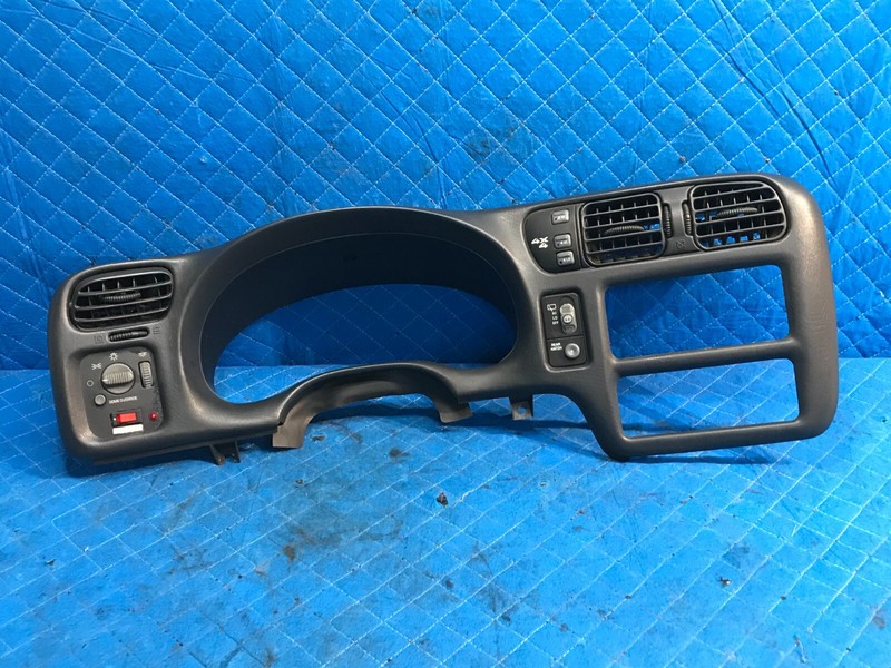 98-04 S10 Blazer Jimmy Bravada Dash Radio Cluster Trim Bezel 15755955
