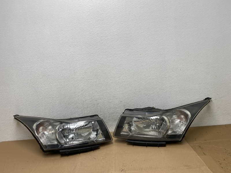 2011 to 2015 Chevrolet Cruze Halogen Left+Right Set Headlights AE6644 DW